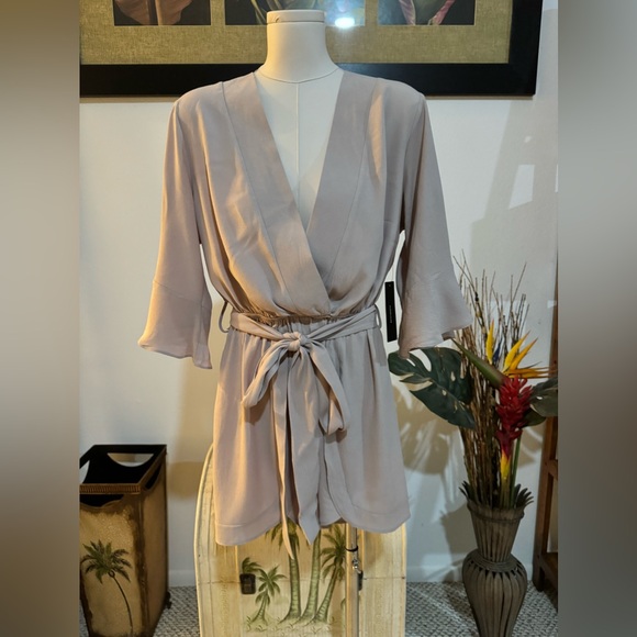 Lulus Pants - Lulus Women's Romper Beige Mauve NWT Small Angel Sleeves 100% Rayon